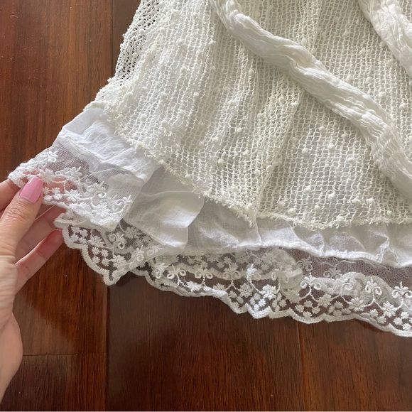 Layered white lace top with a belt - Picture 3 of 5